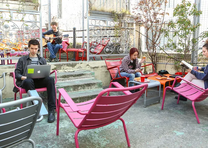 Le Village Montmartre By HiphophostelsHotel Pas Cher Paris